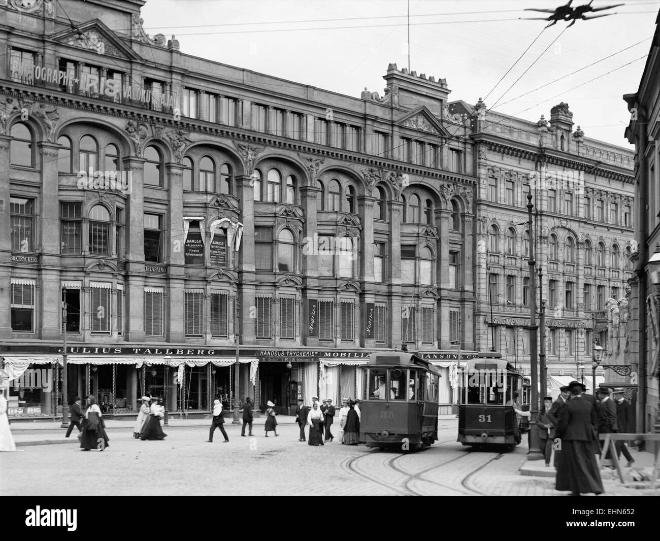 I.K. Inha, un fotografo finlandese, ha catturato l'essenza della Finlandia dei primi anni del XX secolo. Le sue opere si concentrano sui paesaggi e le persone di Helsinki, riflettendo i cambiamenti sociali e culturali del tempo. Foto Stock