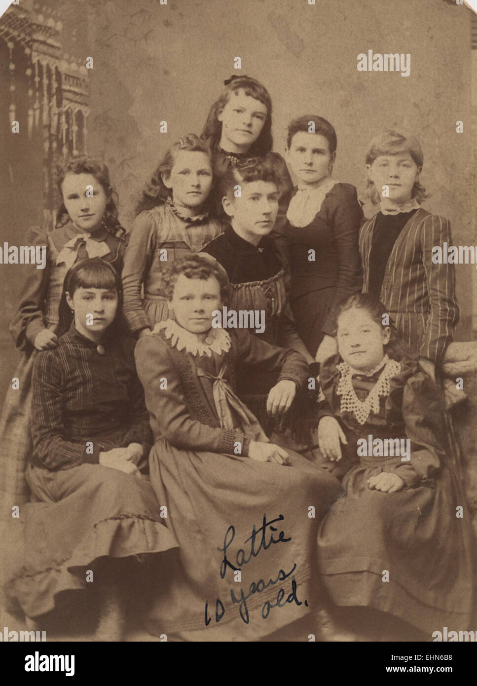 Questo ritratto del 1857 raffigura un insegnante e gli studenti in un gruppo, catturando un momento di storia educativa. L'abbigliamento e l'ambiente riflettono la struttura sociale e l'ambiente educativo del periodo. Foto Stock