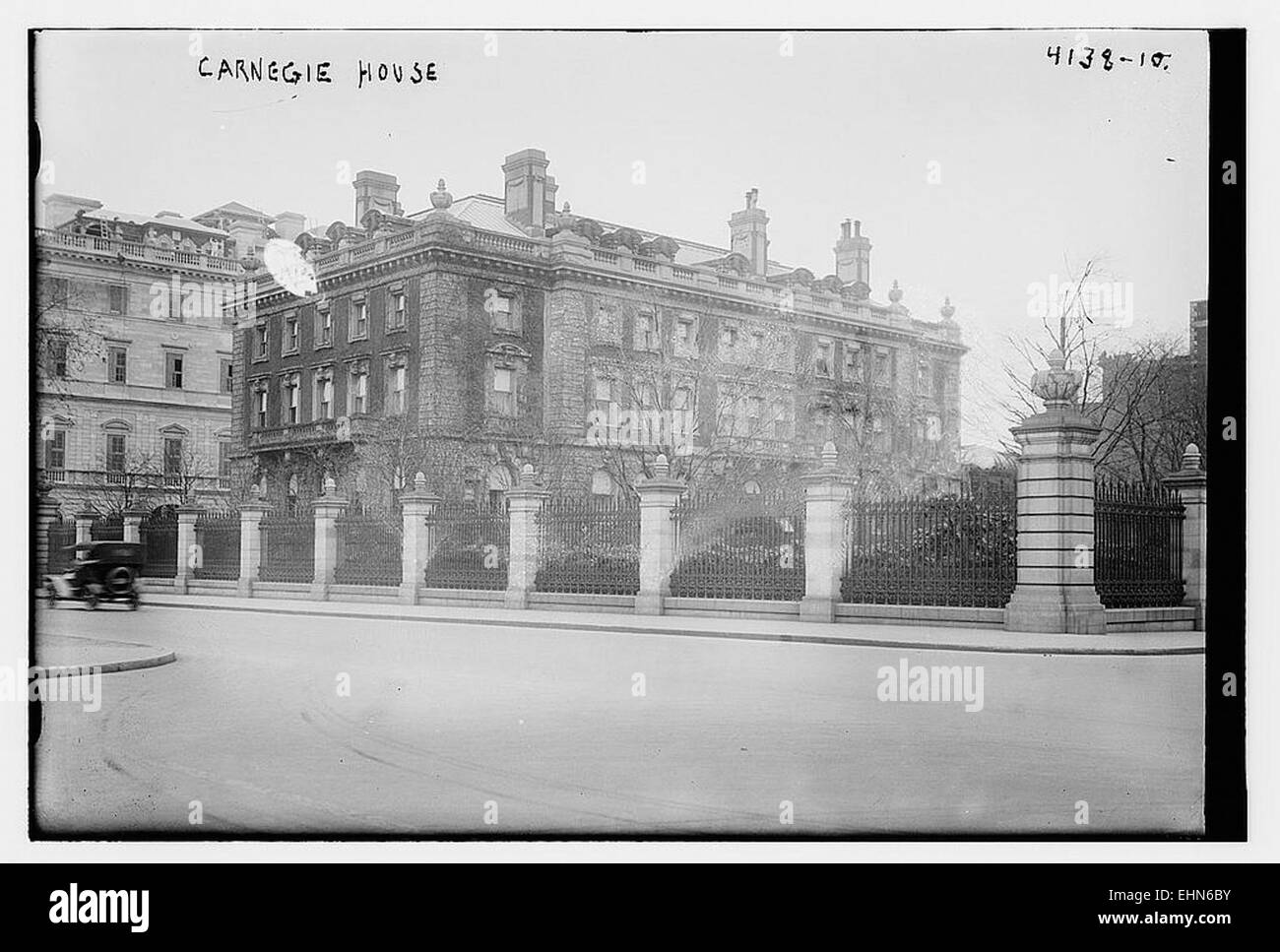 La Carnegie House, situata nel cuore della città, è un edificio storico noto per il suo stile architettonico e il suo significato culturale. Fu originariamente costruita come residenza e successivamente trasformata in uno spazio pubblico, riflettendo il suo ruolo in evoluzione nella comunità. Foto Stock