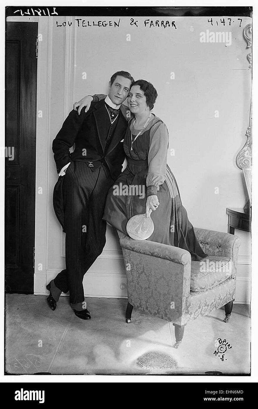 Lou Tellegen, un attore olandese, e l'attrice Farrar sono raffigurati in questa immagine storica. Erano noti per le loro esibizioni nei film muti all'inizio del XX secolo, contribuendo alla cultura cinematografica dell'epoca. Foto Stock