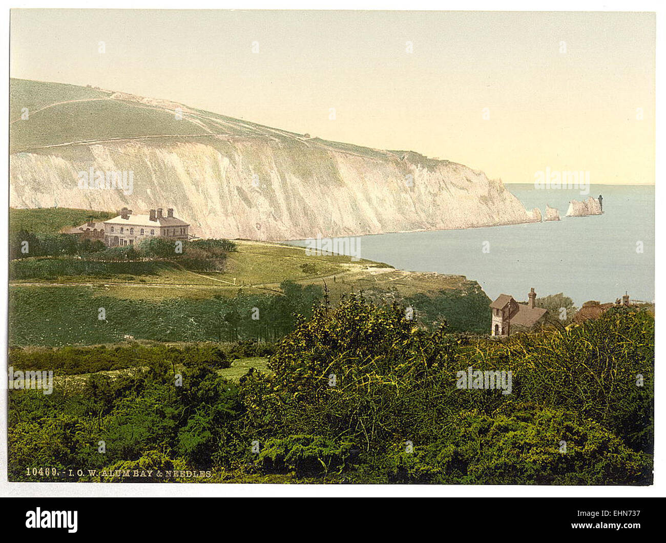 Alum Bay e The Needles sull'isola di Wight è un suggestivo paesaggio costiero conosciuto per le sue scogliere spettacolari e le formazioni geologiche uniche. The Needles, un gruppo di tre caratteristici faraglioni di gesso, si innalzano dal mare, creando un punto di riferimento naturale visivamente accattivante sulla costa meridionale dell'Inghilterra. Foto Stock