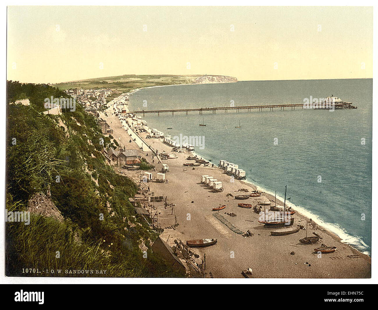 Sandown Bay si trova sulla costa sud-orientale dell'Isola di Wight, in Inghilterra. Conosciuta per la sua lunga spiaggia di sabbia e le viste panoramiche, è una destinazione popolare per i turisti e offre una vasta gamma di attività all'aperto, tra cui passeggiate, nuoto e sport acquatici. Foto Stock