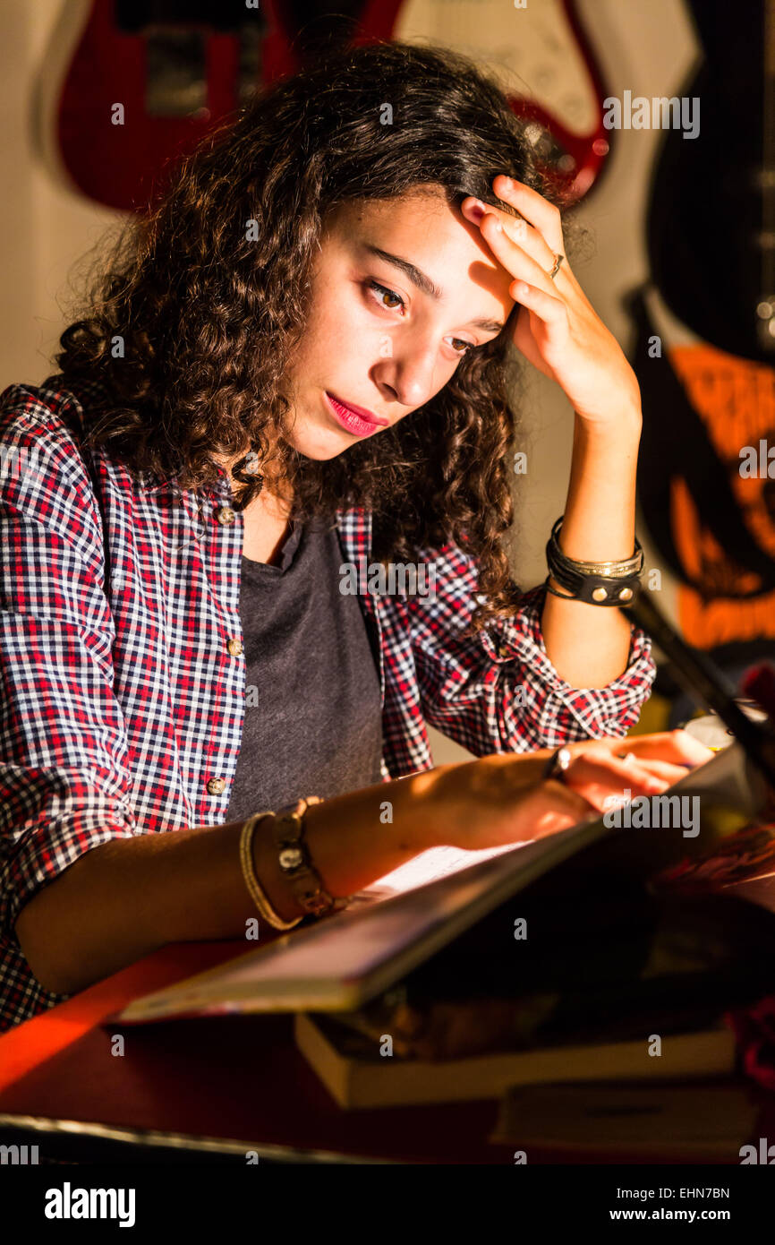 Ragazza adolescente di fare i compiti. Foto Stock