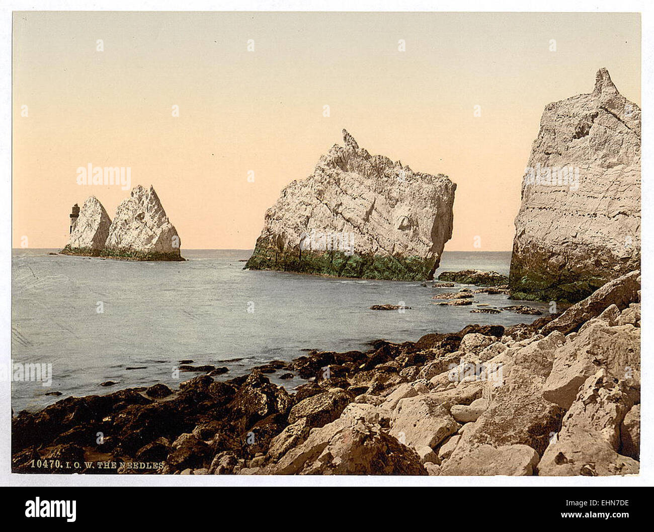 I Needles sono un gruppo di iconici gesso situato al largo del punto più occidentale dell'isola di Wight, in Inghilterra. Note per il loro aspetto suggestivo, queste formazioni naturali sono un punto di riferimento importante e sono state oggetto di navigazione marittima per secoli. Foto Stock