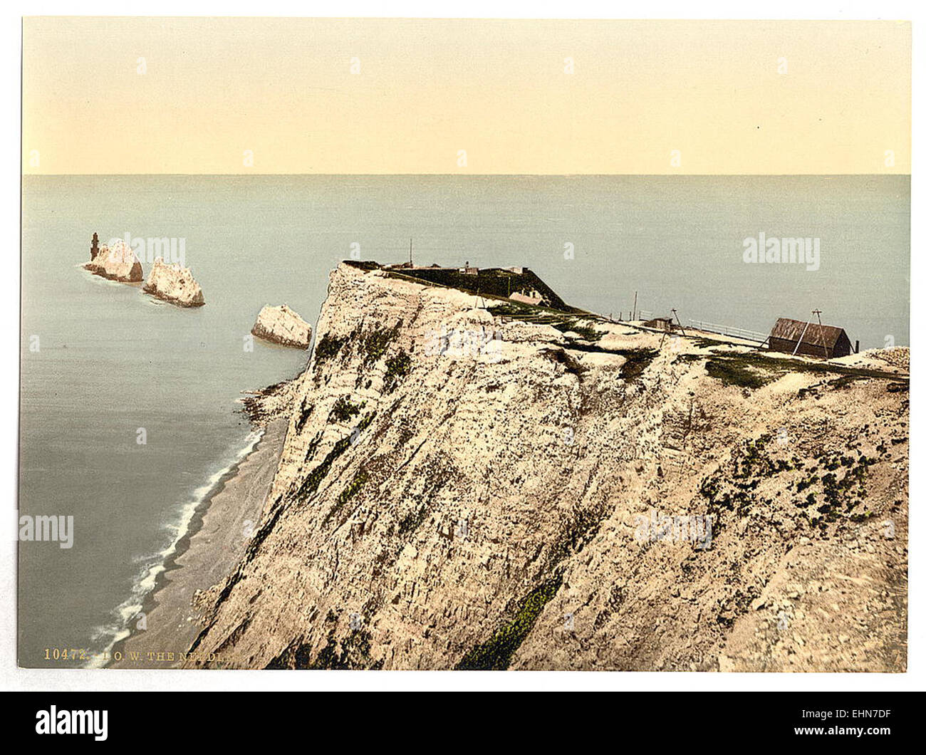 Questa fotografia cattura l'iconica formazione rocciosa di Needles sull'isola di Wight, in Inghilterra. Noti per il suo aspetto distintivo, i Needles sono un importante punto di riferimento naturale, adagiato sulla costa panoramica dell'isola. Foto Stock