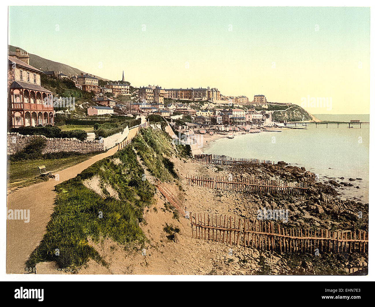 Questa vista panoramica da West Cliff a Ventnor, Isola di Wight, cattura la pittoresca costa, offrendo un assaggio della splendida bellezza naturale e del fascino marino dell'isola. Foto Stock
