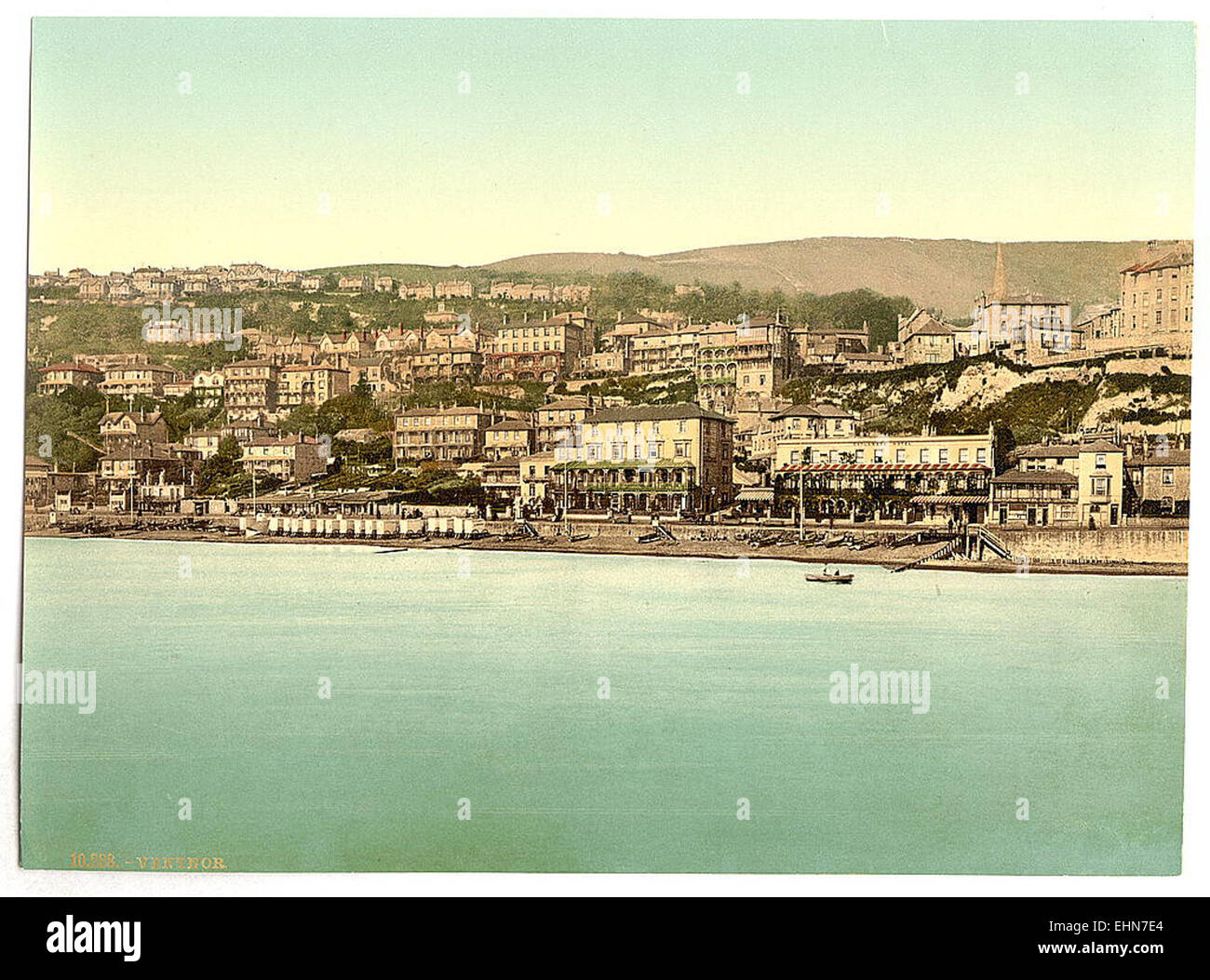 Questo dipinto panoramico di Ventnor, Isola di Wight, dal mare cattura il paesaggio costiero con dettagli sorprendenti. Il pezzo sottolinea la bellezza naturale della città di mare, evidenziando il riflesso del mare e la topografia circostante. Foto Stock