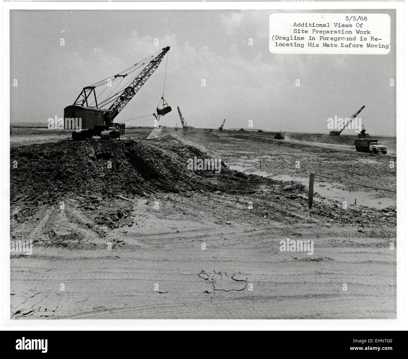 Questa immagine cattura varie viste del lavoro di preparazione del sito, con un escavatore dragline in primo piano. La scena mette in evidenza i macchinari pesanti utilizzati nella fase di costruzione o di sviluppo del terreno. Foto Stock