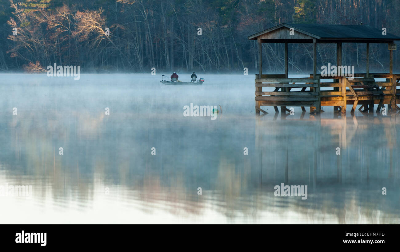 Lamar County Lago, Vernon, Alabama, Stati Uniti d'America. 16 marzo, 2015. Meteo: un altro paio di pescatori testa fuori per i pesci come la nebbia si alza dalla contea di Lamar Lago. Credito: Tim Thompson/Alamy Live News Foto Stock