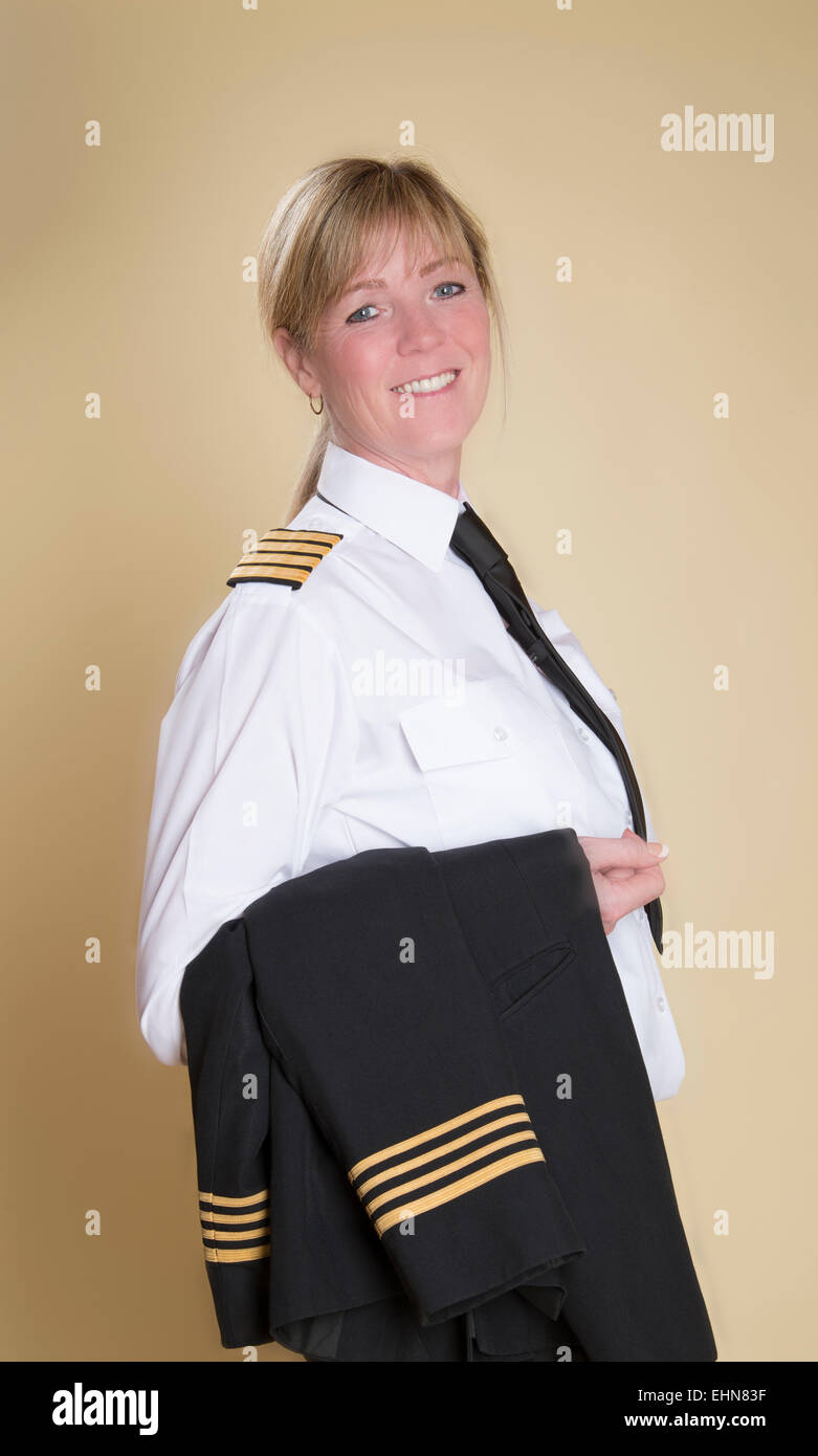 Attraente femmina capitano della compagnia aerea in piedi in uniforme di camicia di contenimento Foto Stock