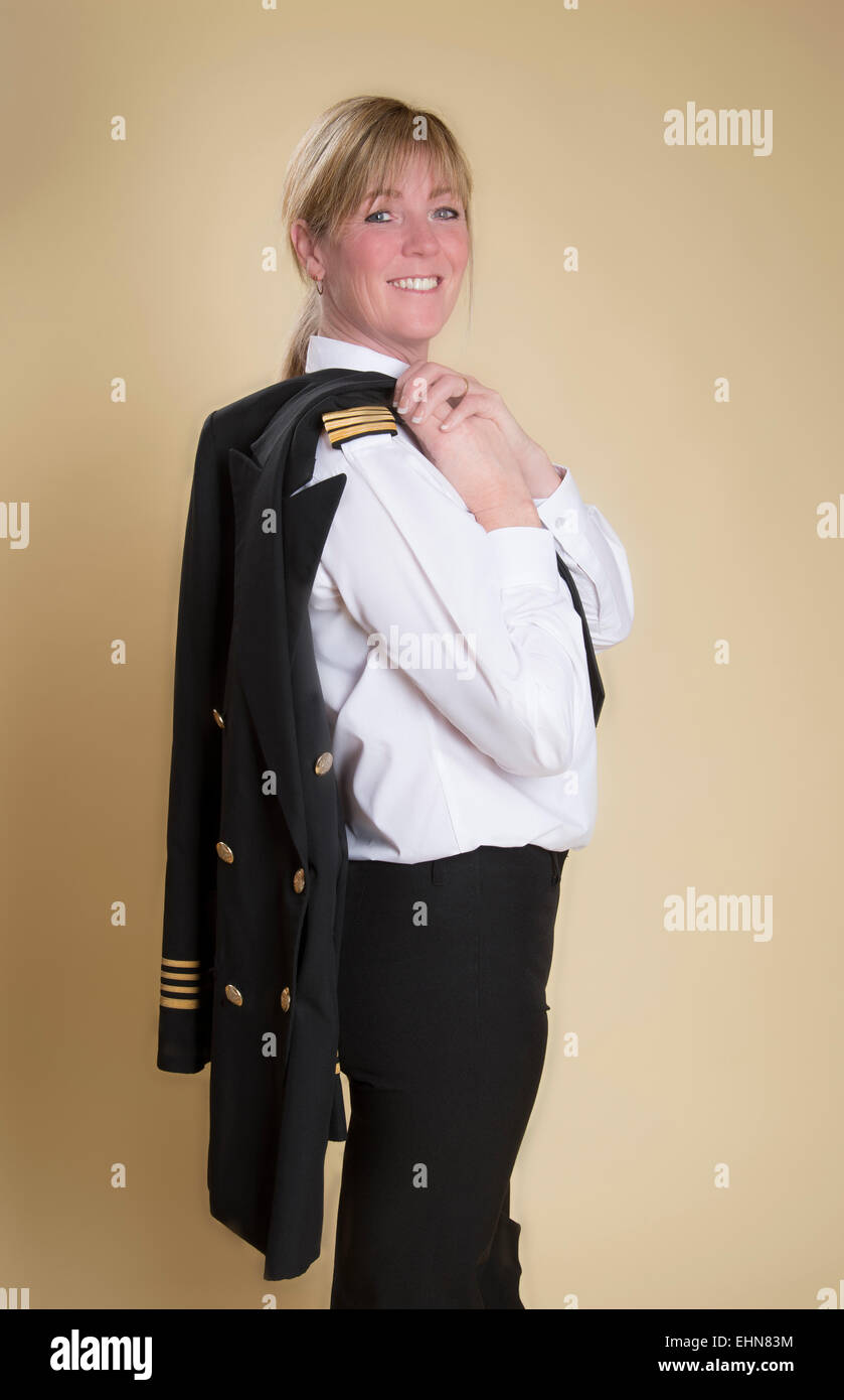 Attraente femmina capitano della compagnia aerea in piedi in uniforme di camicia di contenimento Foto Stock