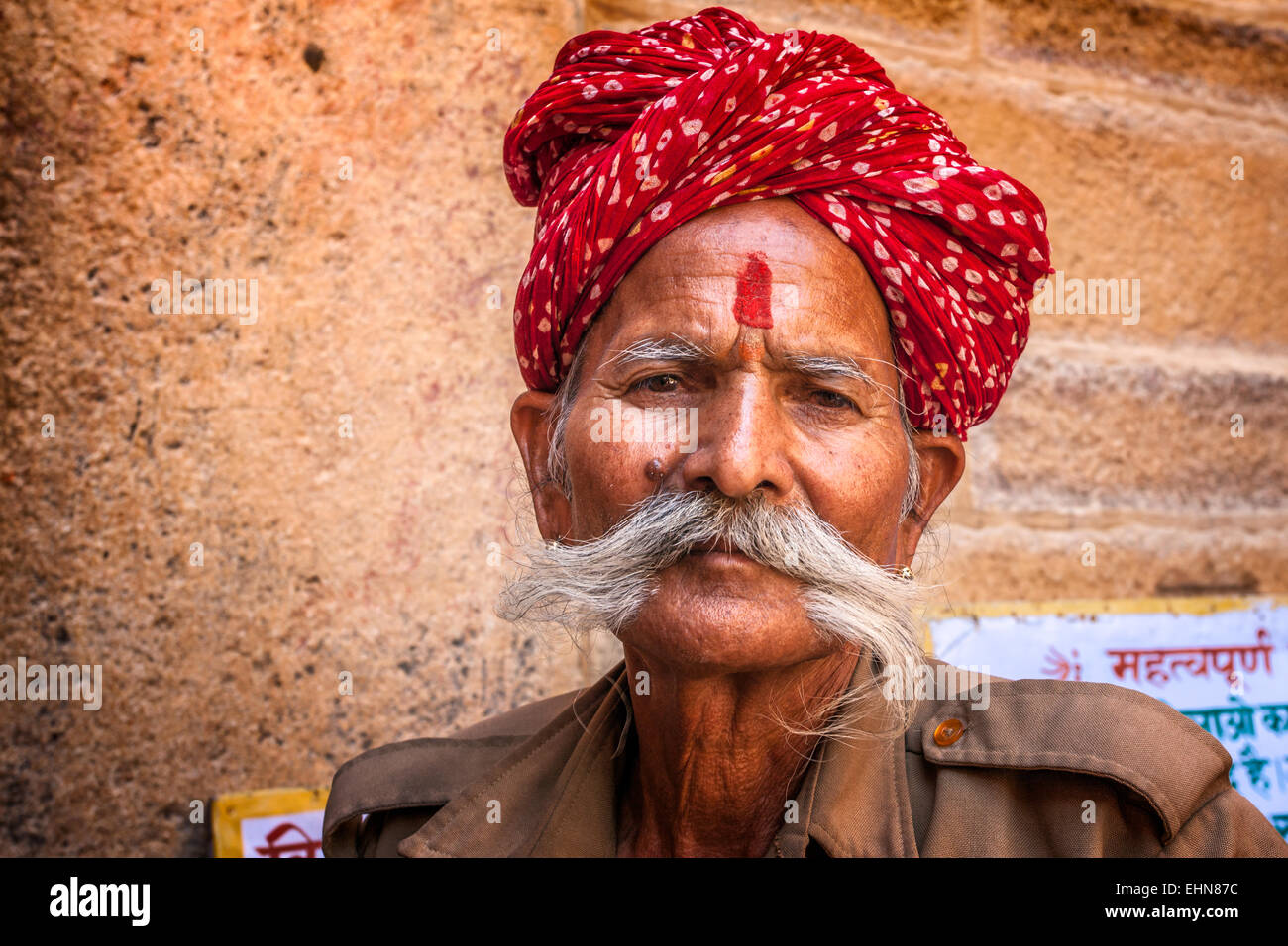 Ritratto di una guardia di sicurezza con lunghi baffi in tipico turbante di Rajasthani. Foto Stock