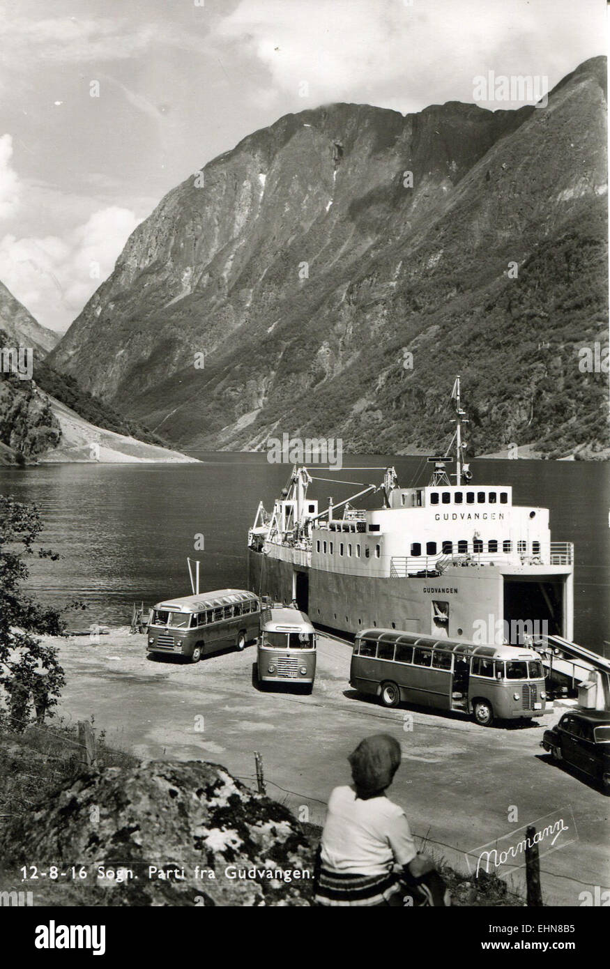 Gudvangen è un pittoresco villaggio in Norvegia, conosciuto per la sua incredibile bellezza naturale, i fiordi spettacolari e i paesaggi aspri. Le opere d'arte ritraggono questa posizione tranquilla, catturando le sue vedute maestose e l'atmosfera tranquilla. Foto Stock