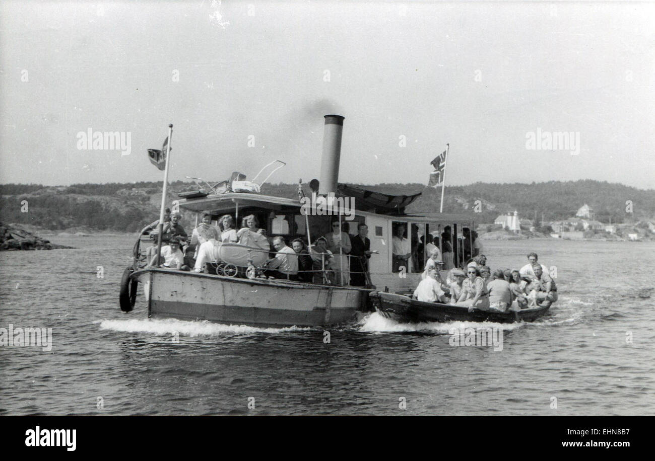 Questa opera d'arte di B. Ten pelle presenta una magistrale esposizione di schizzi dettagliati e intricate opere di linea, che mostrano l'abilità dell'artista nel catturare forma e struttura attraverso tecniche di disegno precise. Foto Stock