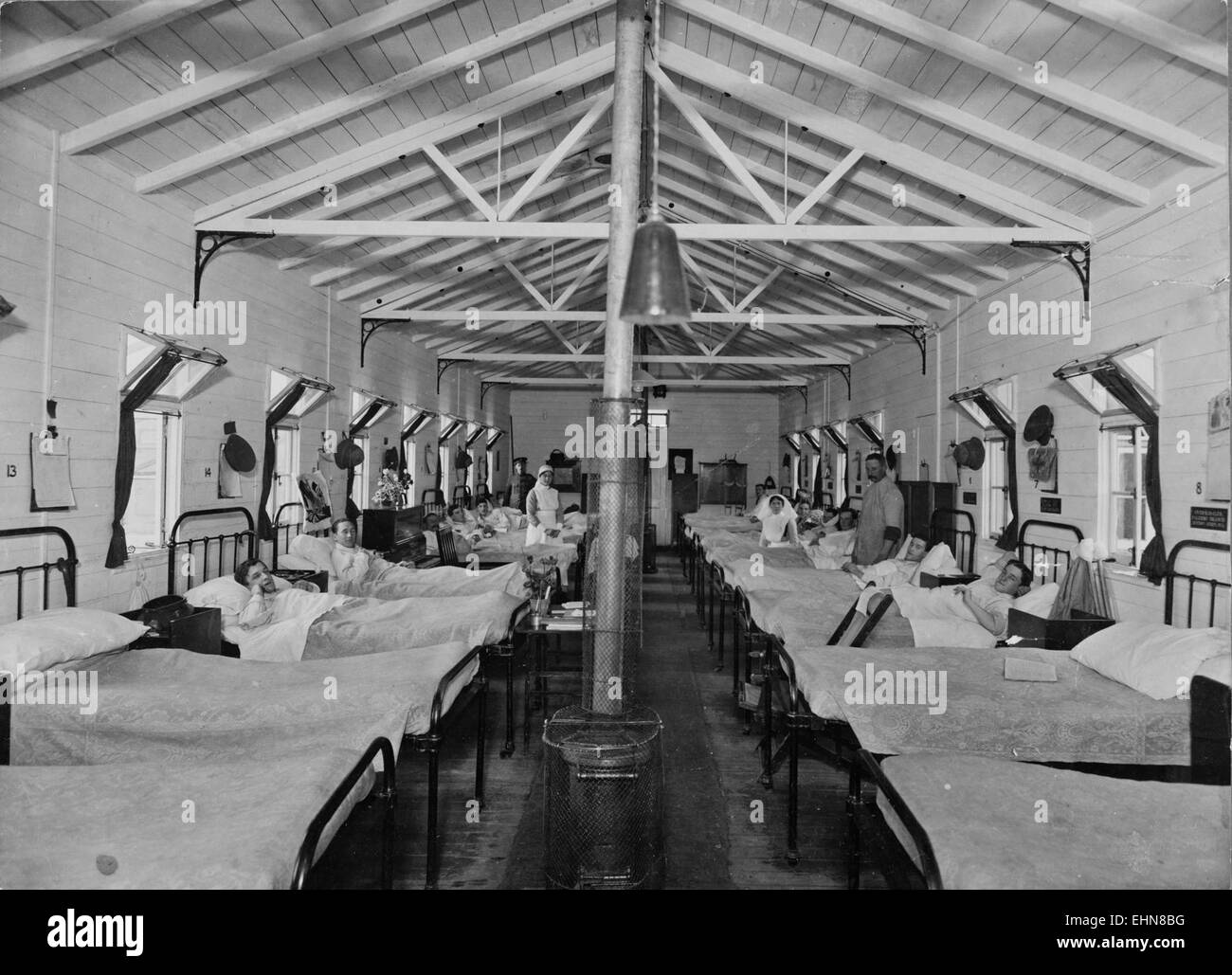 "Sykehussal" si riferisce a un reparto ospedaliero. Questo concetto, esplorato attraverso la rappresentazione artistica, fornisce informazioni sulla storia e l'atmosfera delle strutture sanitarie, mostrando l'ambiente clinico dei periodi precedenti. Foto Stock