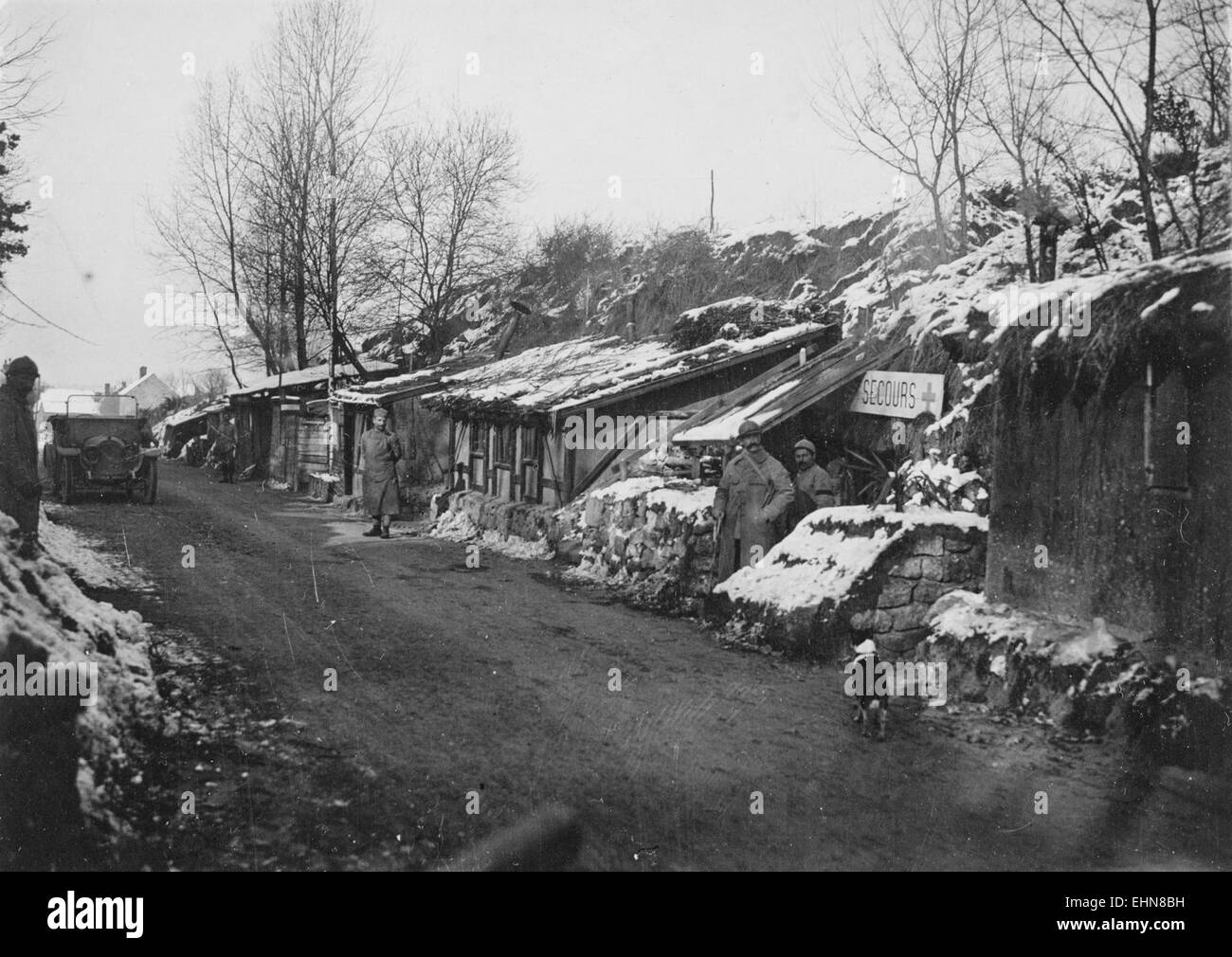 "Tilfluktsrom og sanitetsstasjon" si riferisce a un rifugio antiaereo e a una stazione di pronto soccorso, forse raffigurati nell'arte di guerra. Questo lavoro riflette probabilmente le realtà della protezione civile e l'attenzione alla sicurezza durante un periodo turbolento nella storia. Foto Stock