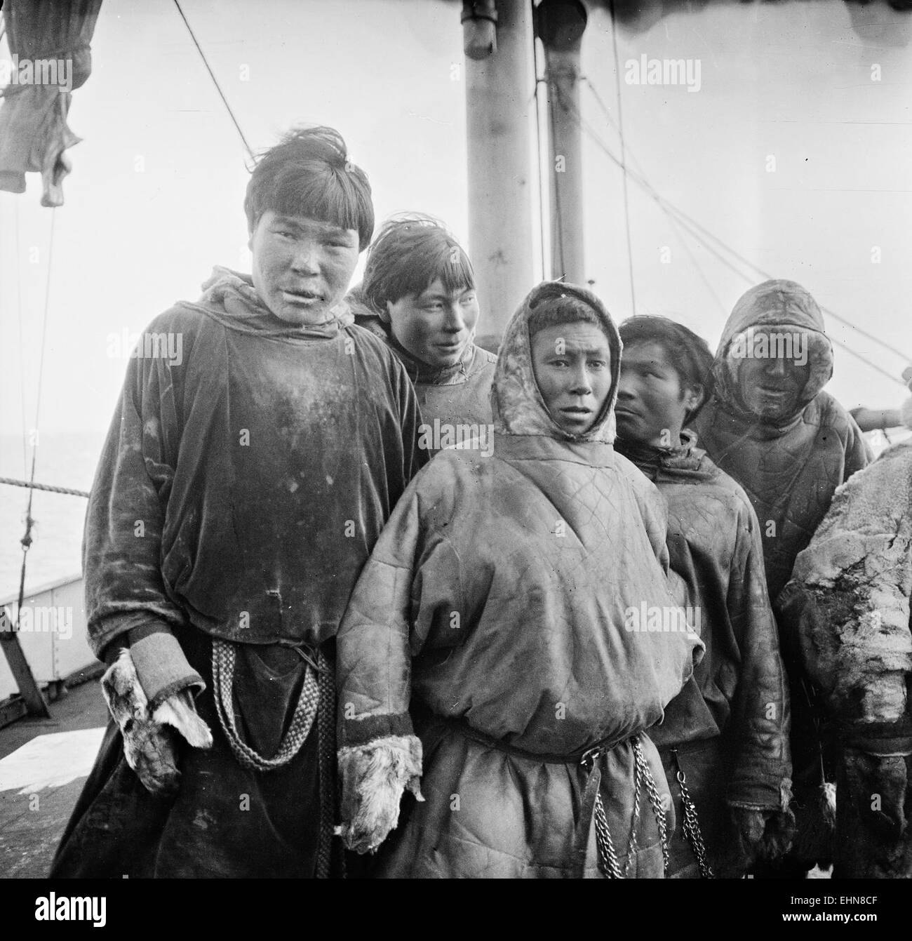 Questa fotografia cattura i membri del popolo Nenet (o Nentser), un gruppo indigeno della regione artica russa. La loro partecipazione alle spedizioni polari è documentata, con l'associazione di Fridtjof Nansen con la regione evidenziata. L'immagine è conservata nella Biblioteca Nazionale di Norvegia. Foto Stock