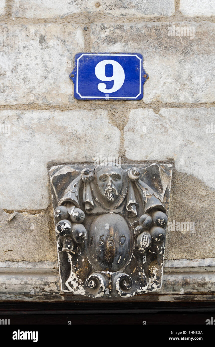 La data "1550" è scolpito su questa pietra e architrave, che raffigura un monaco e cluster di pomegrates, Rue Chatelet, Chalon-sur-Saône. Foto Stock