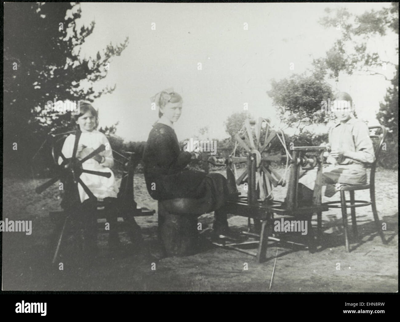 Questa fotografia storica della Forster Public School nel New South Wales mostra gli studenti che lavorano con ruote girevoli, riflettendo le pratiche educative e le abilità artigianali insegnate nell'Australia dei primi anni del XX secolo. Foto Stock