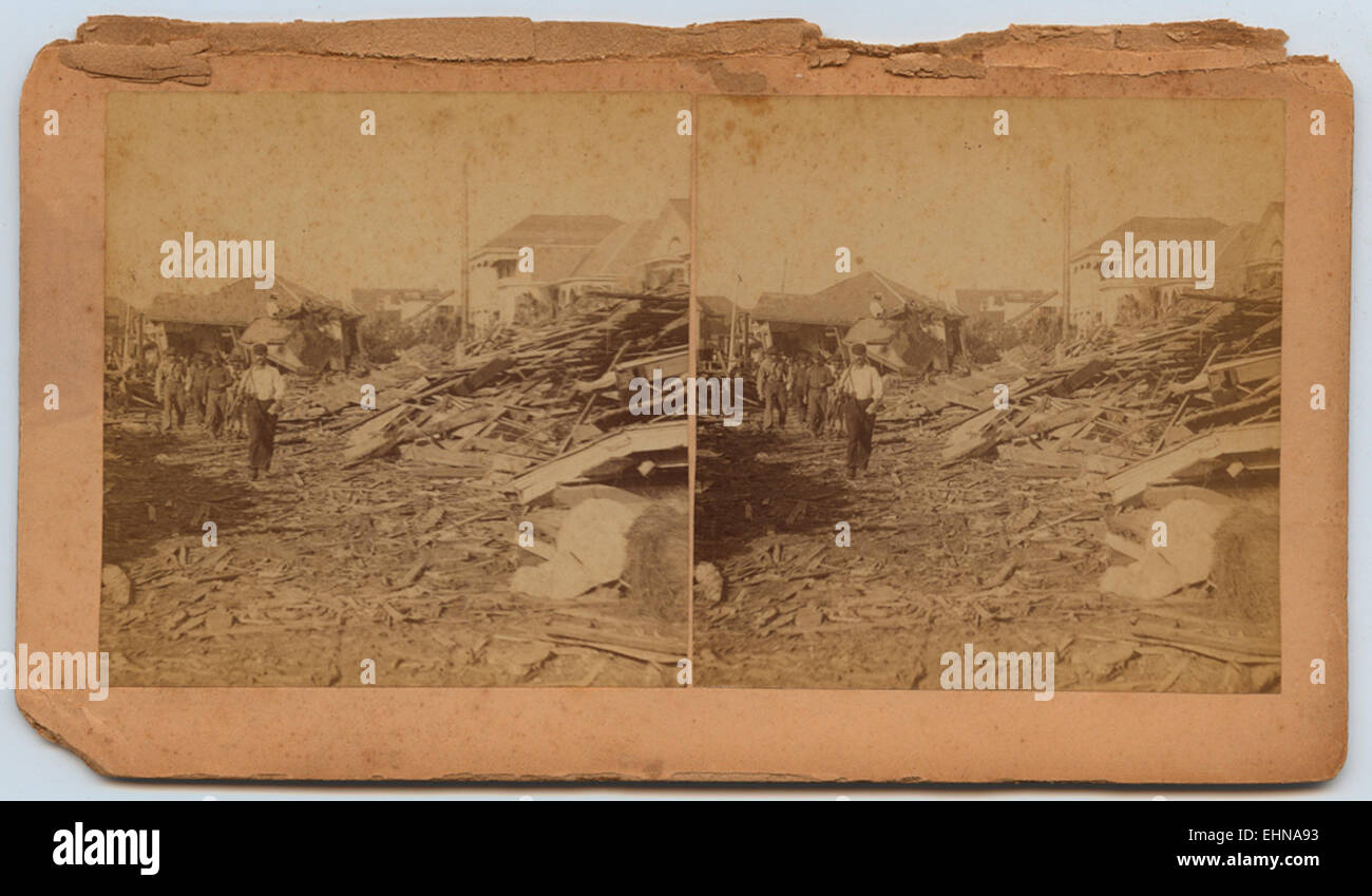 In seguito al devastante uragano di Galveston del 1900, un gruppo di lavoro esamina i resti di edifici e detriti sparsi in tutta l'isola. Questa fotografia cattura la distruzione causata da uno dei più letali uragani della storia degli Stati Uniti. Foto Stock