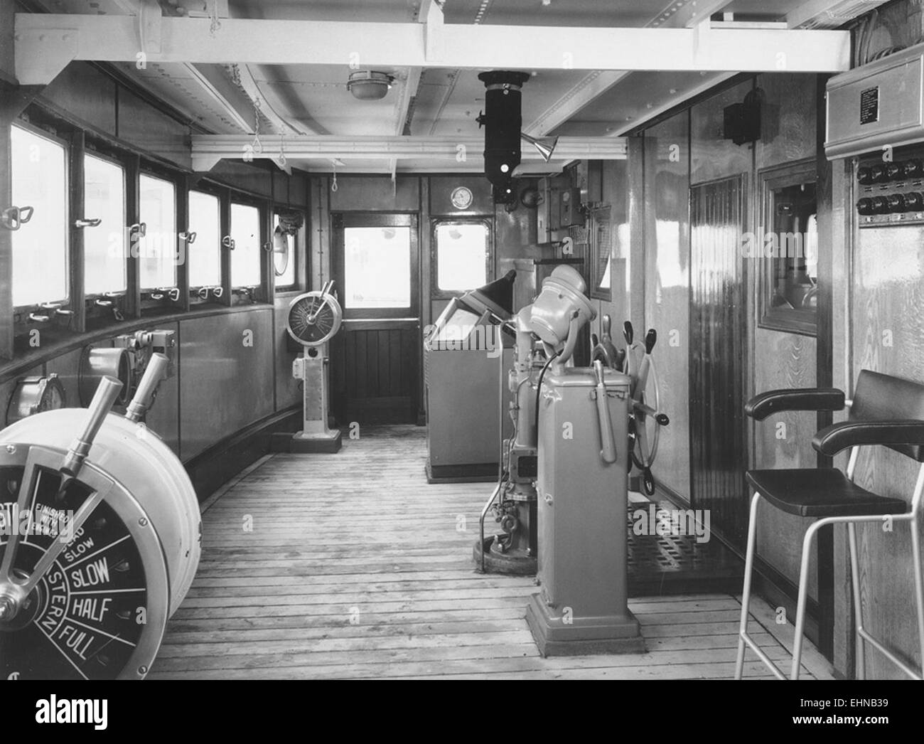 L'immagine mostra il passaruota della "Torvanger", una petroliera costruita da J.L. Thompson & Sons Ltd. A Sunderland, che mostra il design e la funzionalità dell'area di controllo della nave durante la costruzione. La nave mette in risalto l'ingegneria marittima e l'eredità cantieristica di Sunderland. Foto Stock