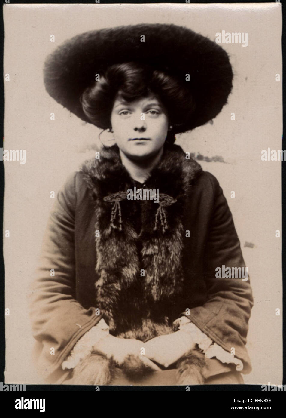 La fotografia di Maud M. Garmey, scattata nel 1905, è una foto scattata dalla stazione di polizia di North Shields. Questa immagine fa parte di una collezione che raffigura volti criminali dell'inizio del XX secolo, catturando dettagli come espressioni facciali e vestiti. La fotografia fornisce informazioni sulla storia sociale e sul sistema giudiziario penale del periodo. Foto Stock