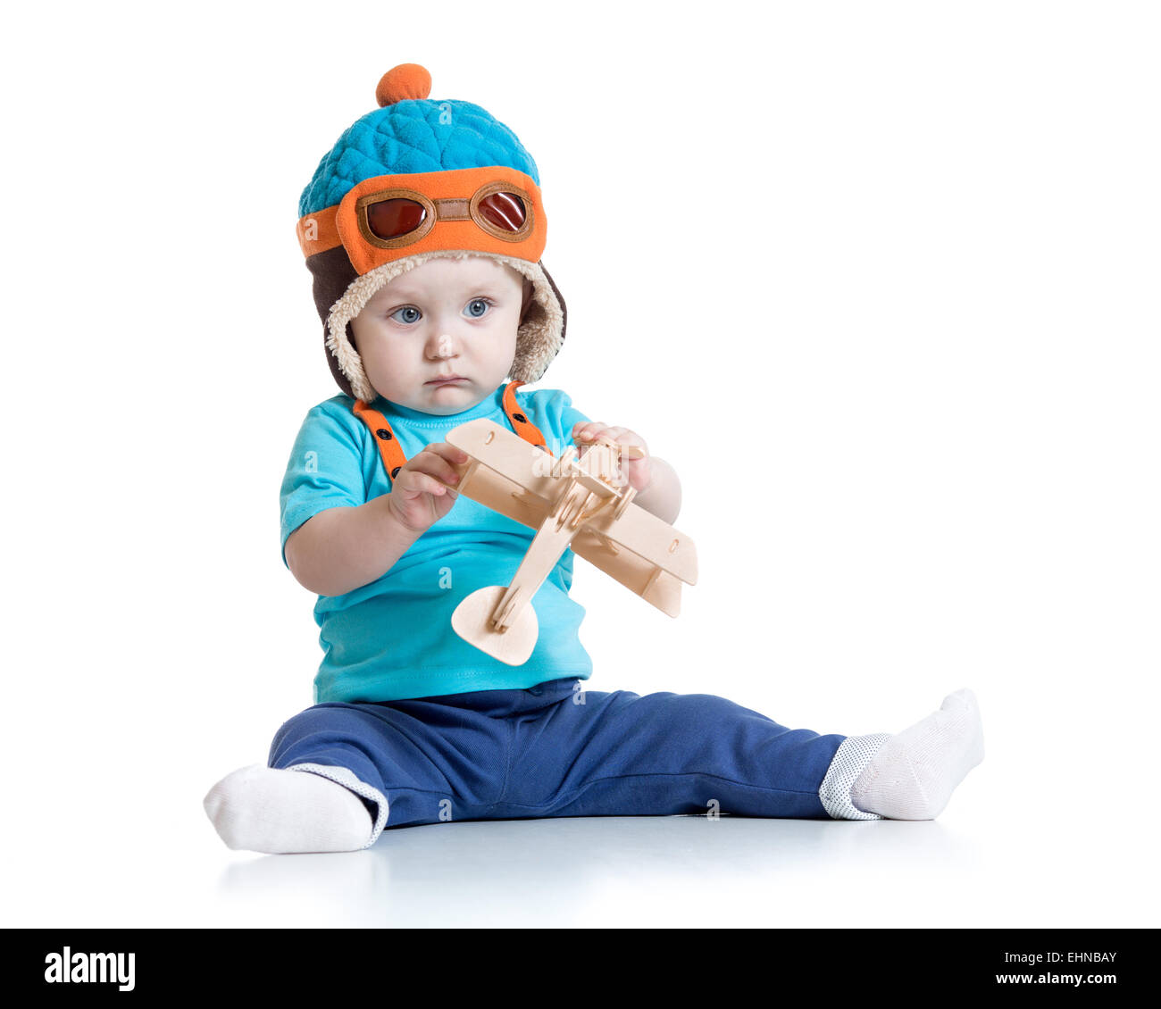 Baby boy pilota e con legno giocattolo aereo Foto Stock