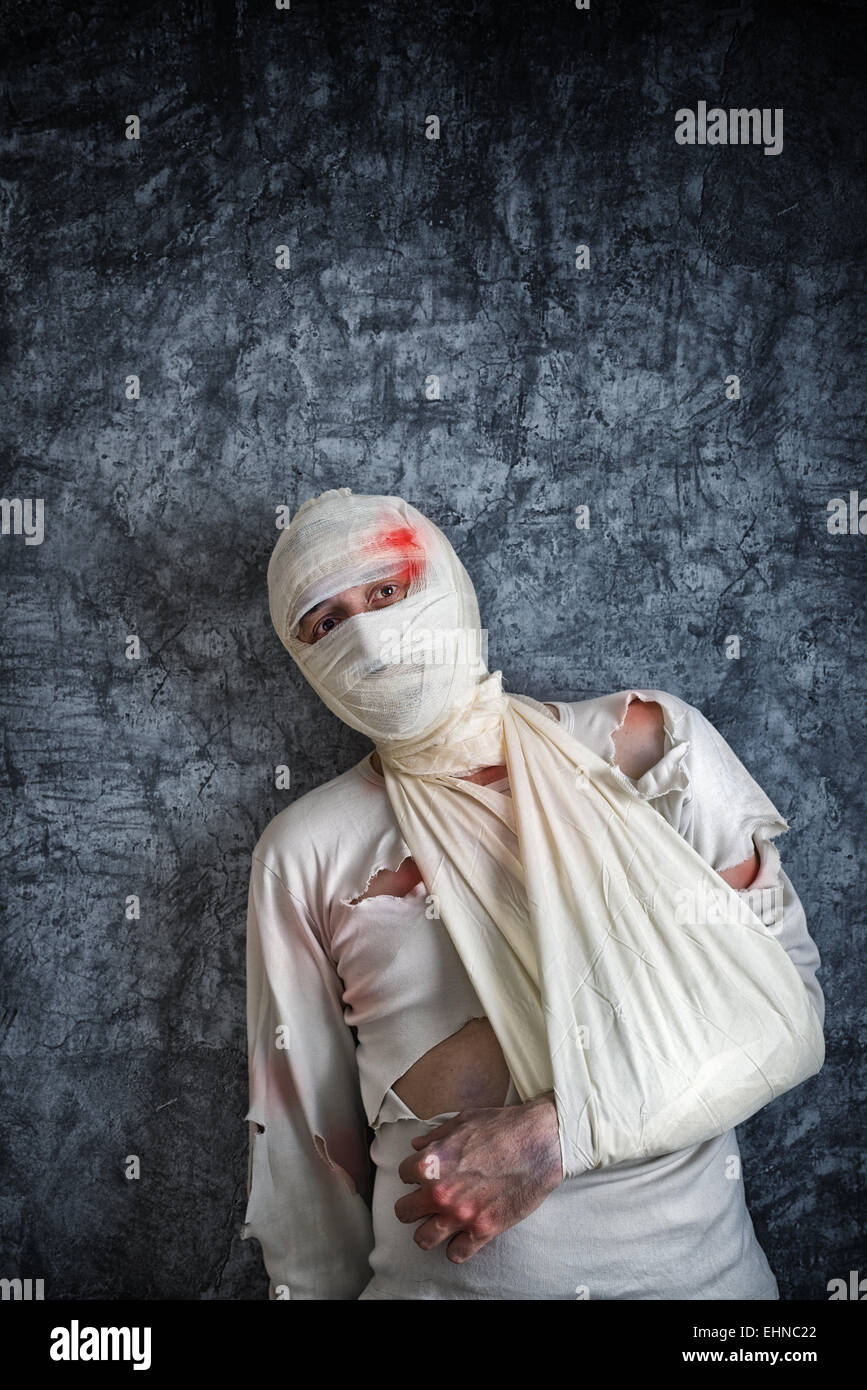 Feriti Mad con commozione cerebrale e feriti testa indossando bende medicali. Foto Stock