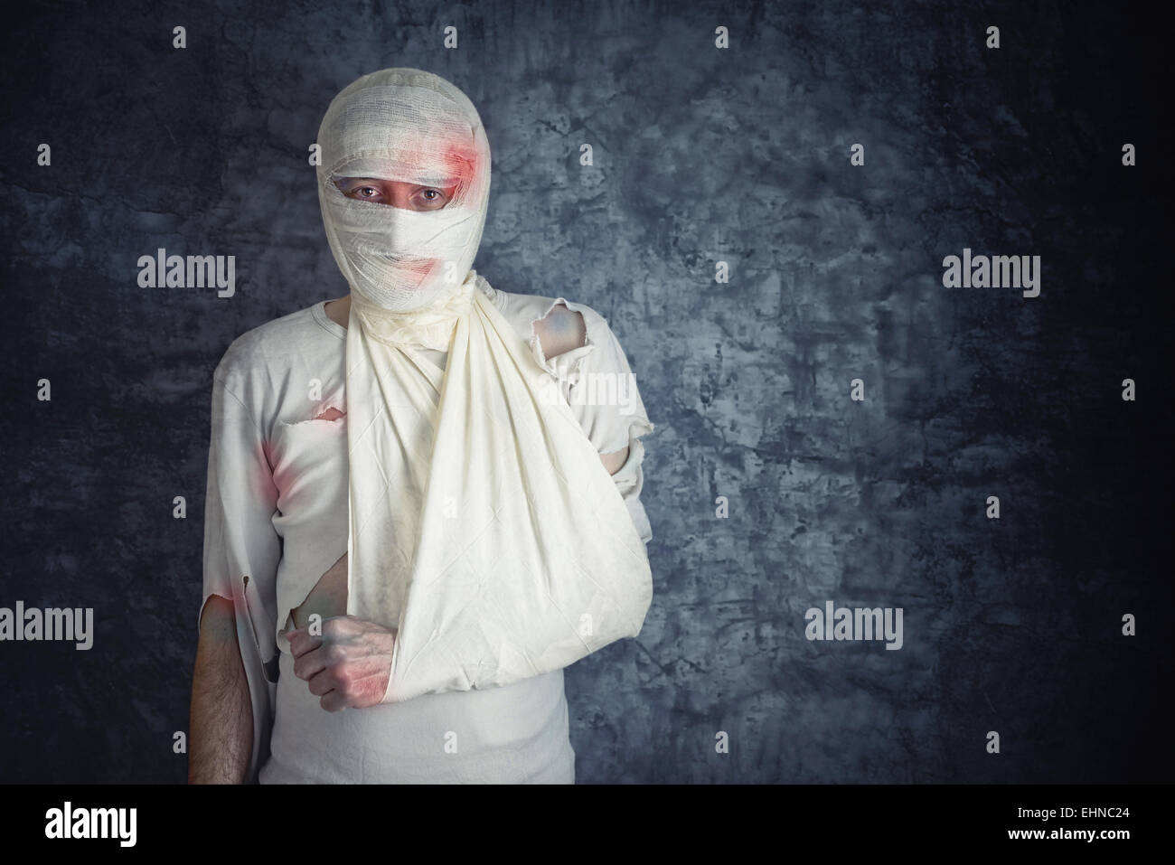 Feriti Mad con commozione cerebrale e feriti testa indossando bende medicali. Foto Stock