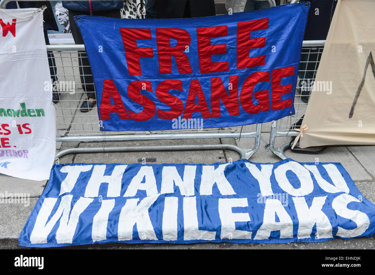 Knightsbridge di Londra, Regno Unito. 16 marzo 2015. Una veglia è tenuto per Wikileaks whistleblower Julain Assange per contrassegnare 1.000 giorni vive dentro l'Ambasciata ecuadoriana in Knightsbridge. Credito: Matteo Chattle/Alamy Live News Foto Stock