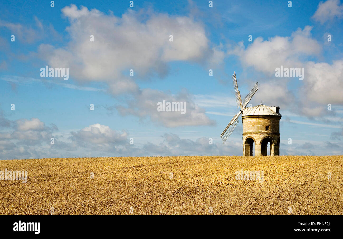Chesterton Windmill Warwickshire è un insolitamente grande pietra edificio ad arco impostato in un campo di mais dorato Foto Stock