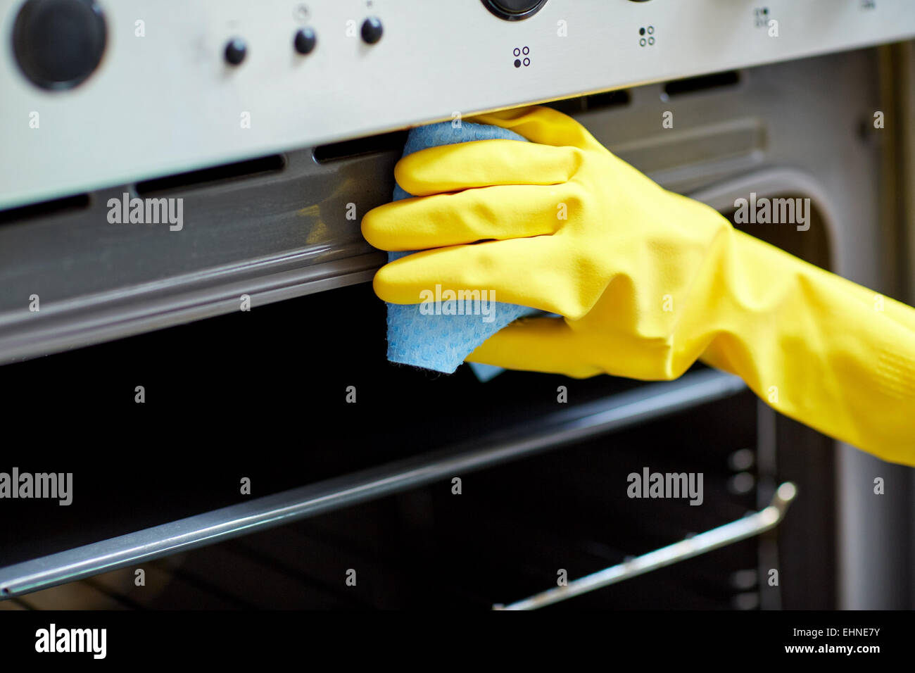 Casalinga pulizia forno a microonde con spugna in cucina, vista  dall'interno Foto stock - Alamy