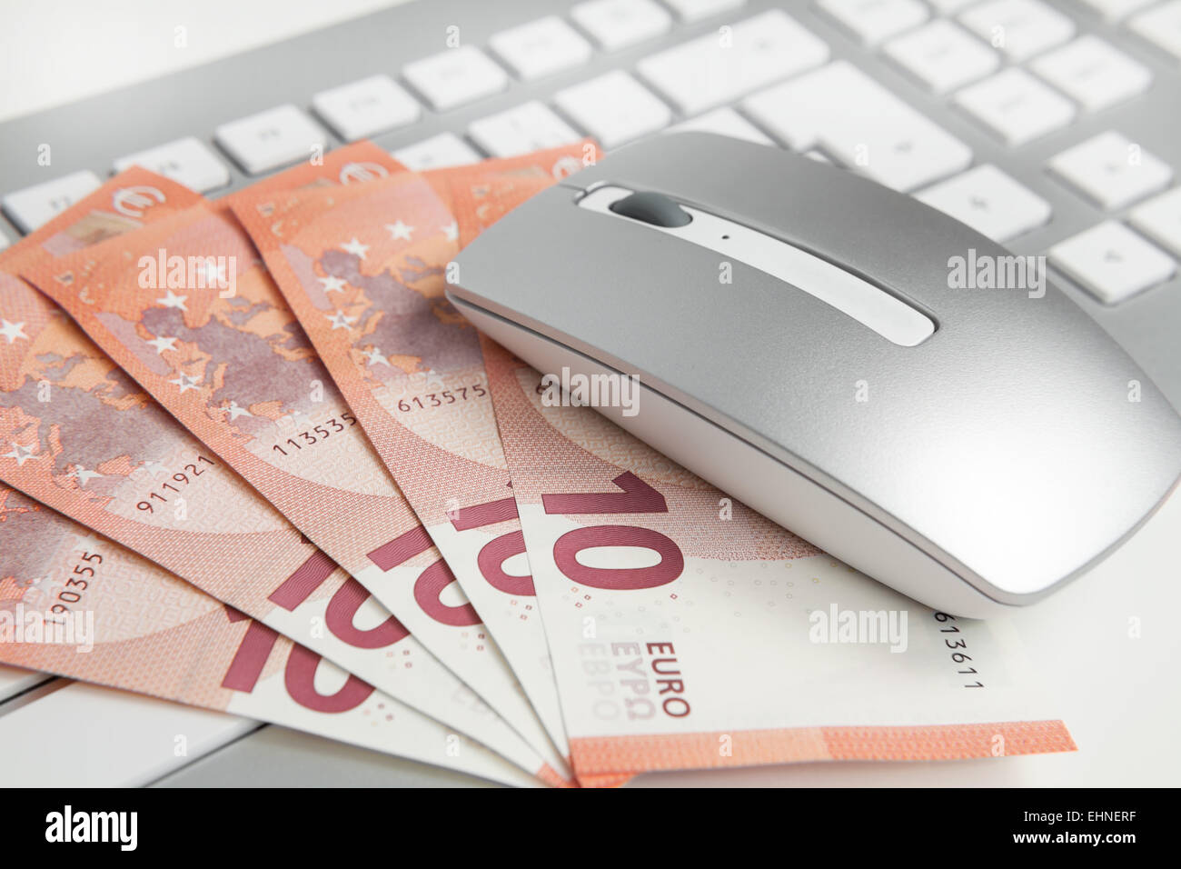 50 banconote in euro sulla tastiera e mouse Foto Stock