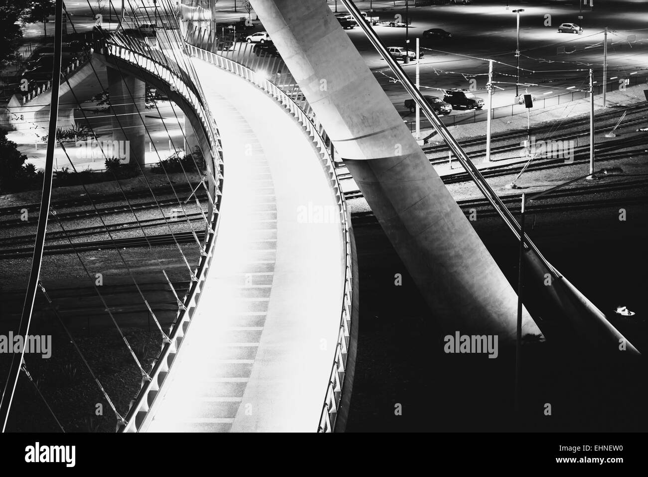 I dettagli architettonici dell'Harbor Drive ponte pedonale di notte, a San Diego, California. Foto Stock