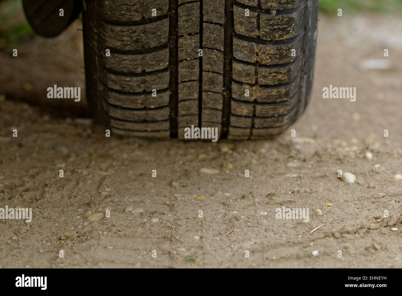 Close up su ruote vettura su una strada polverosa Foto Stock