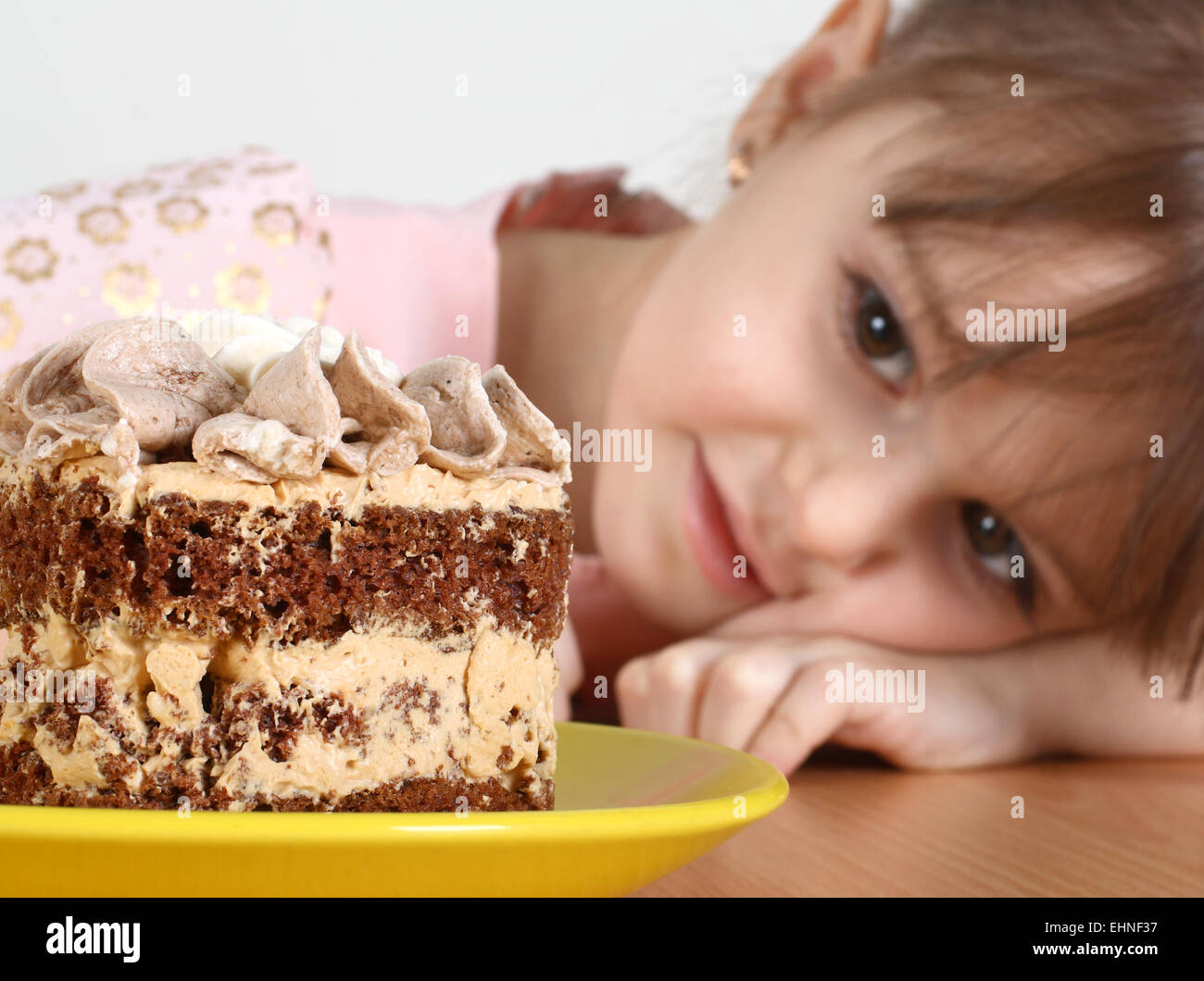 Bambino e bambina torta, concentrarsi sulla torta Foto Stock