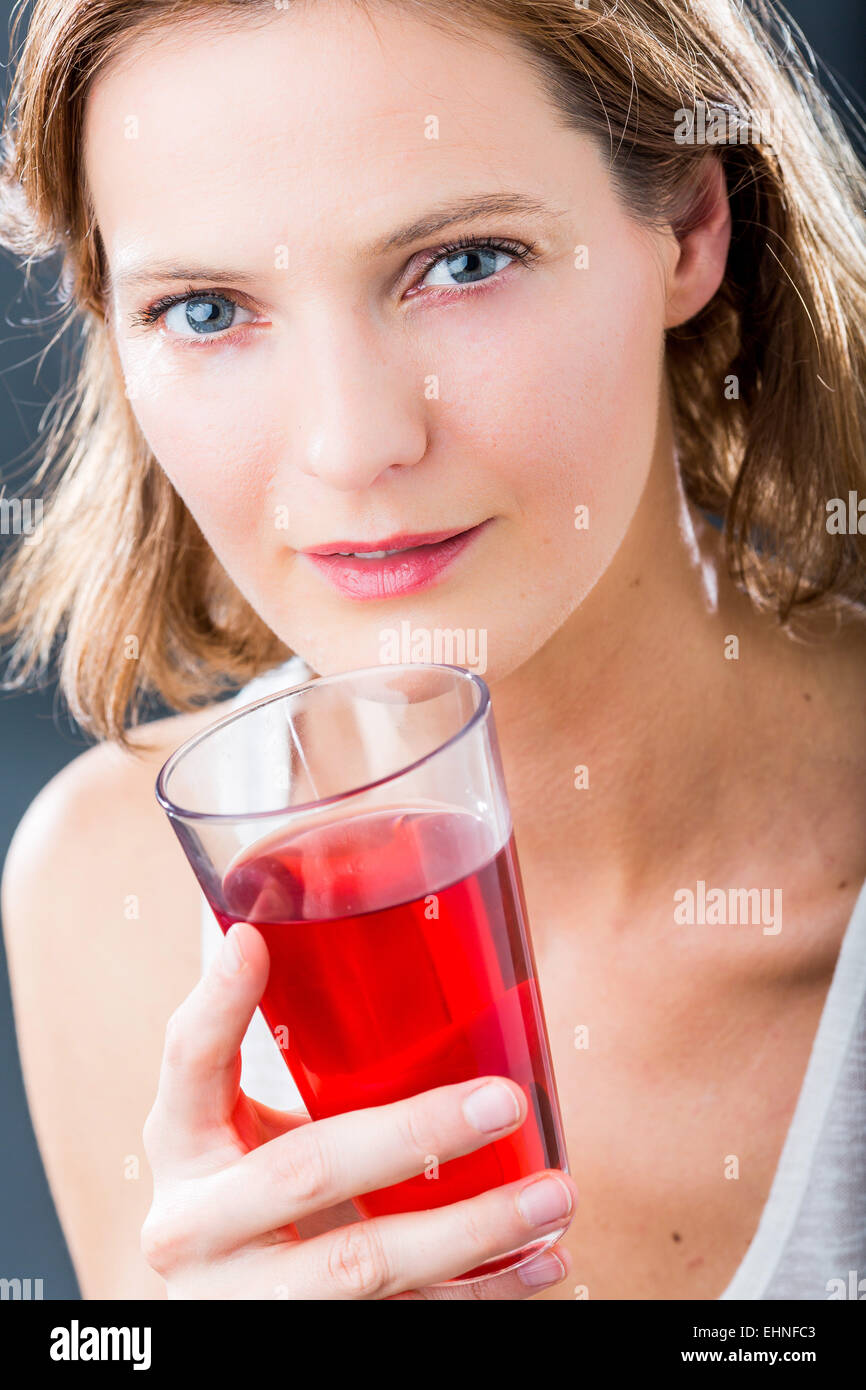 Donna di bere succo di frutta. Foto Stock