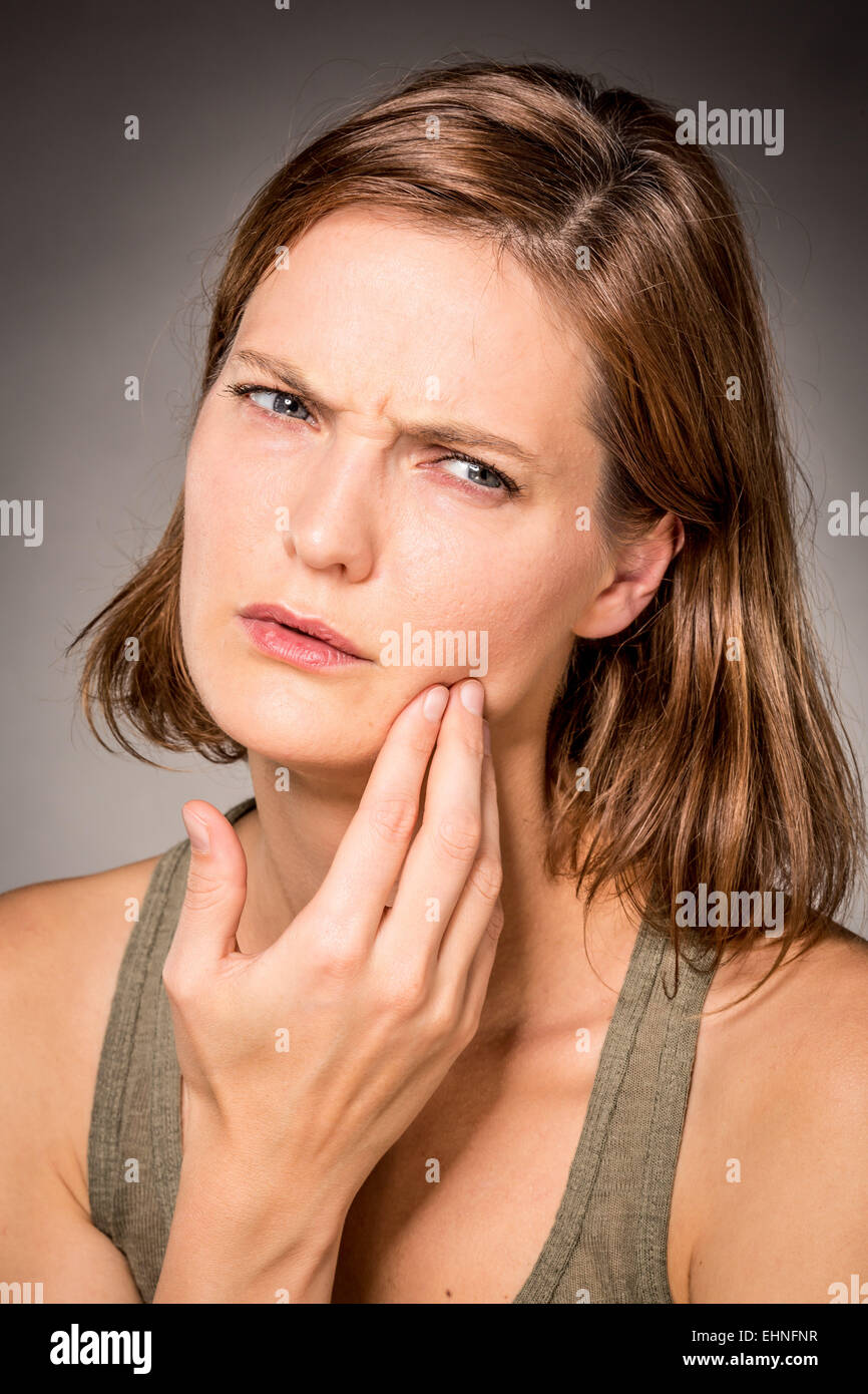 La donna che soffre di mal di denti. Foto Stock