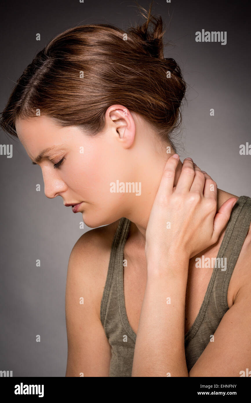 La donna che soffre di dolori al collo. Foto Stock