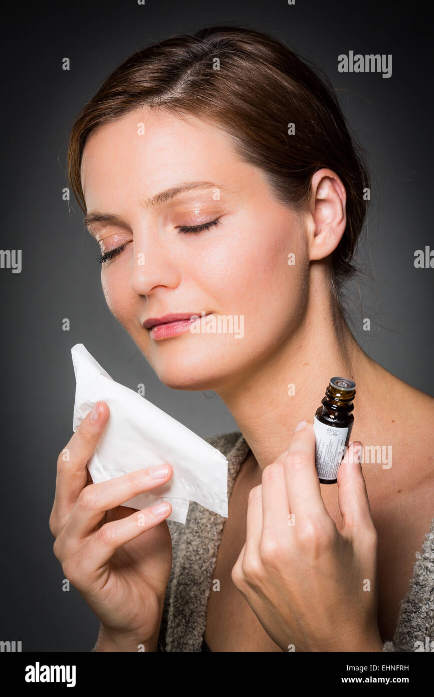 Donna odore di olio essenziale. Foto Stock
