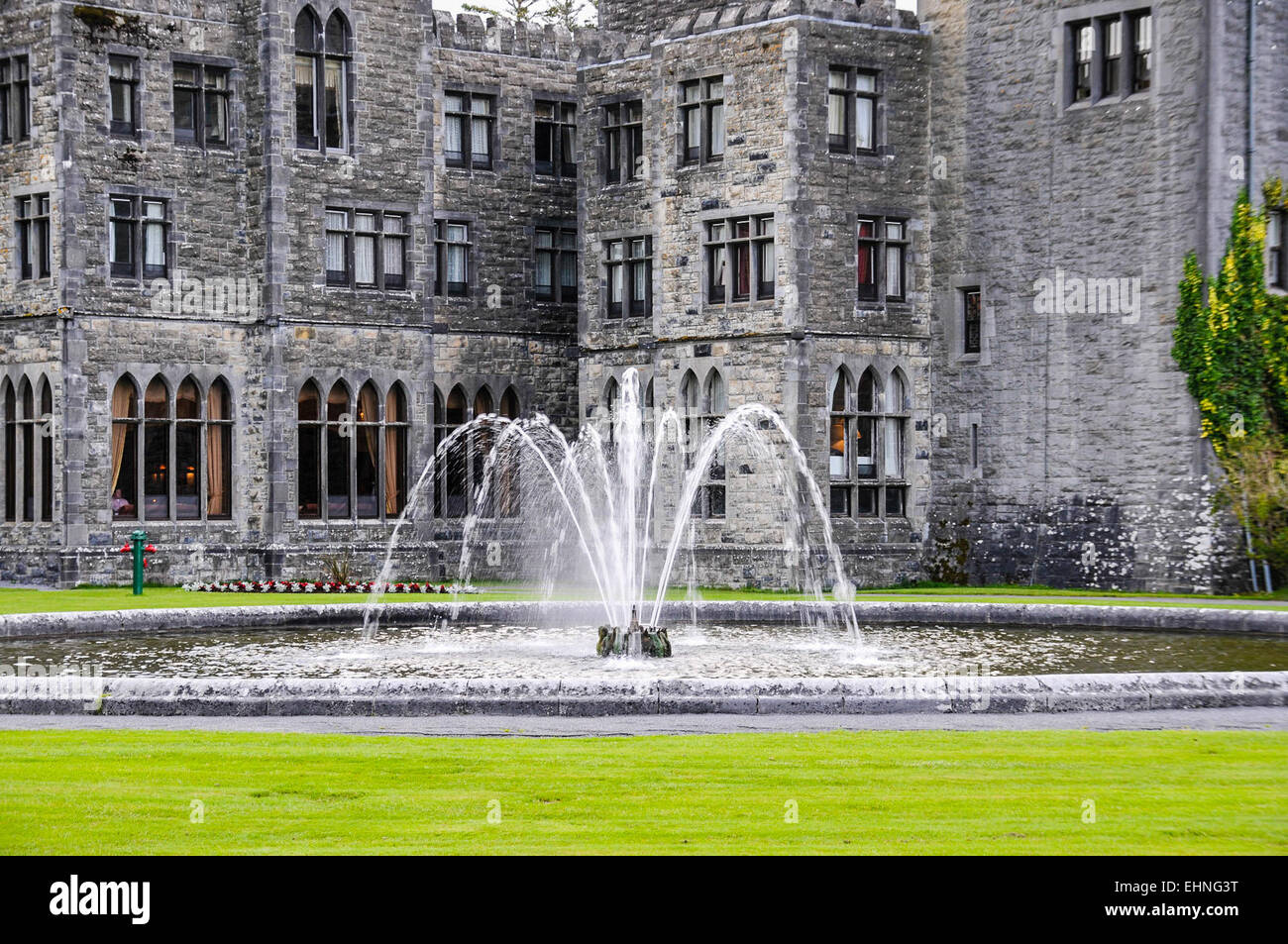 Fontana nei giardini del castello di Ashford, County Mayo Foto Stock