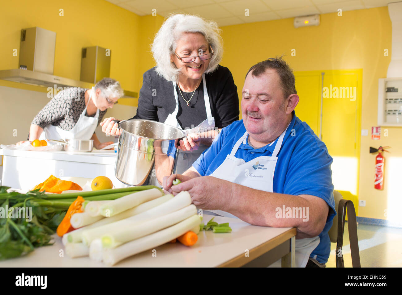 Un infermiere in possesso di una cucina e di educazione nutrizionale officina per obesi e diabetici, persone ospedale di Limoges, Francia. Foto Stock