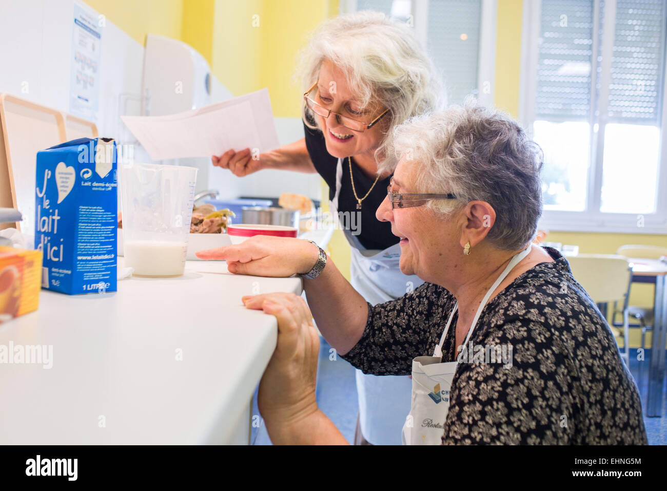 Un infermiere in possesso di una cucina e di educazione nutrizionale officina per obesi e diabetici, persone ospedale di Limoges, Francia. Foto Stock
