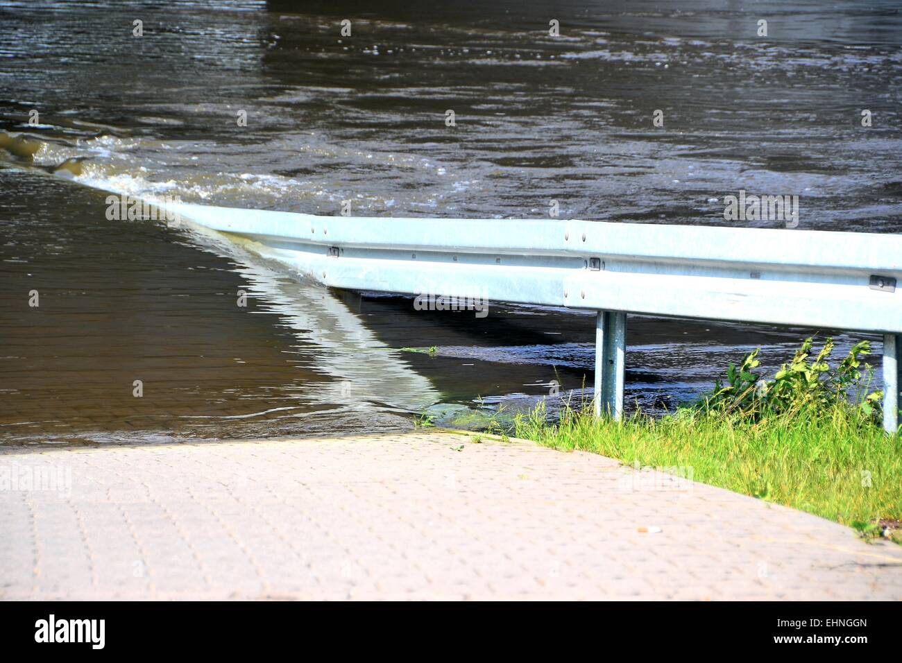 Strada allagata durante l'alluvione dell'Elba Foto Stock