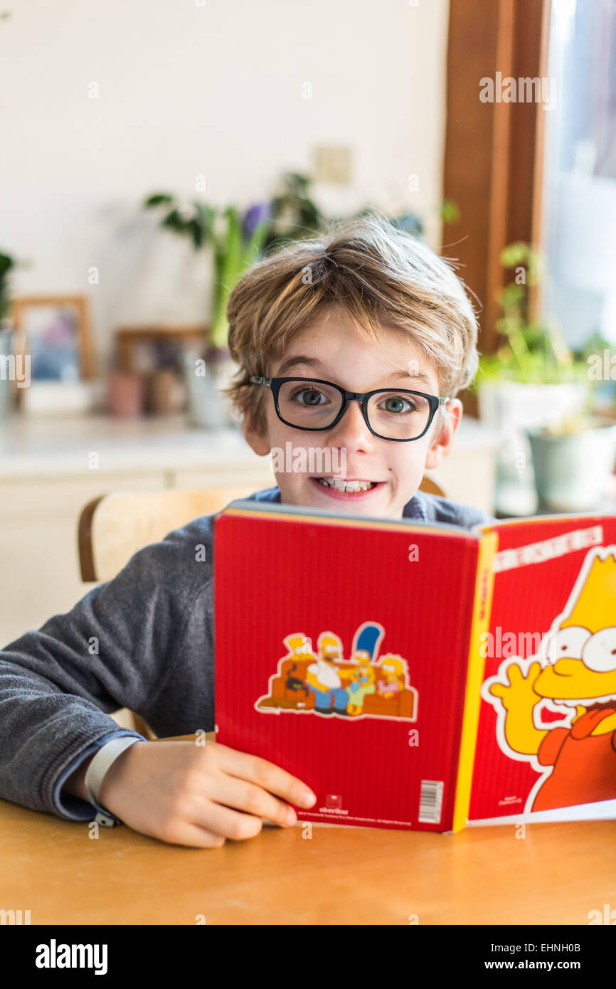 8 anno vecchio ragazzo lettura . Foto Stock