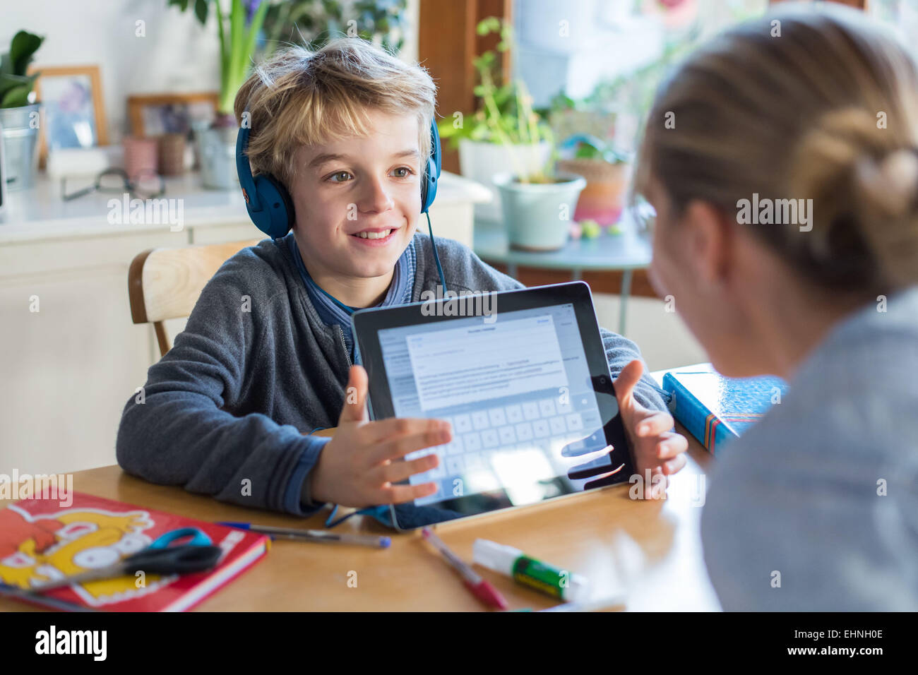 8 anno vecchio ragazzo utilizzando computer tablet. Foto Stock