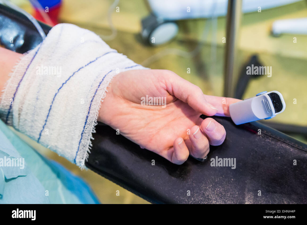 Close-up di un pulsossimetro al dito di un paziente che subisce un intervento chirurgico. Foto Stock