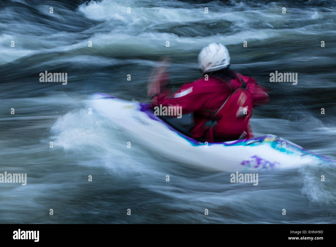 Acqua Bianca kayaker River Dart Devon UK con motion blur Foto Stock