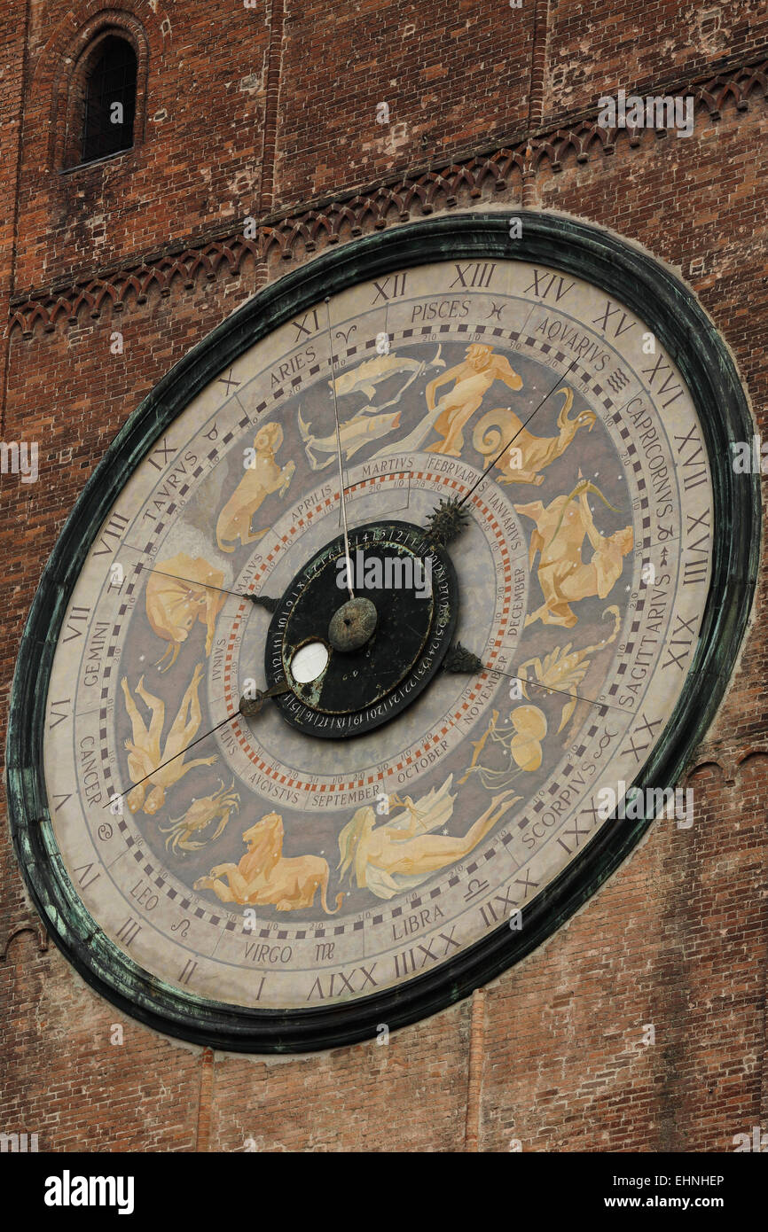 Il più grande del mondo orologio astronomico del Torrazzo di Cremona, la  torre campanaria del Duomo di Cremona, Italia Foto stock - Alamy