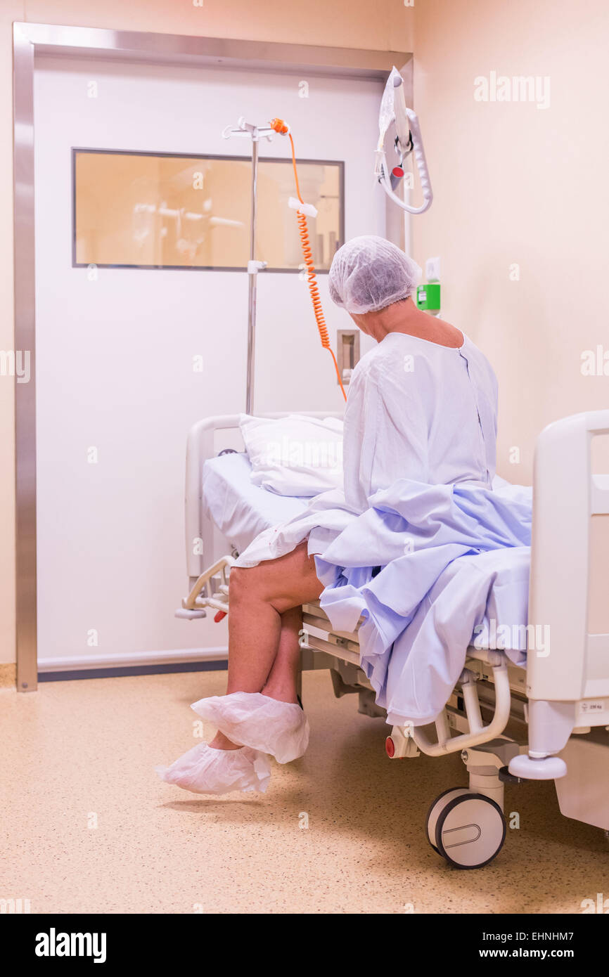 Donna del paziente prima di entrare in sala operatoria. Foto Stock